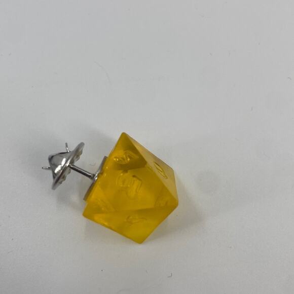 Handmade D&D yellow dice pin - Picture 1 of 5